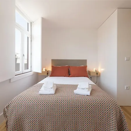 Lovelystay - Floor Balcony