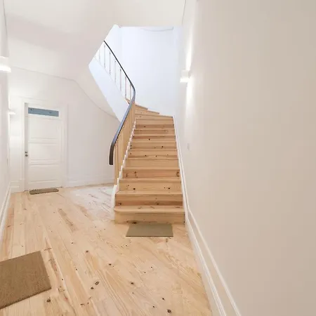 Lovelystay - Floor Balcony *