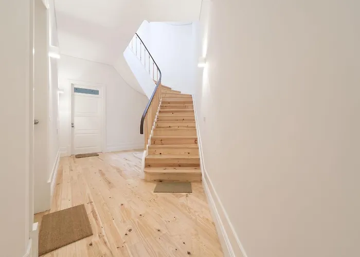 Lovelystay - Floor Balcony *