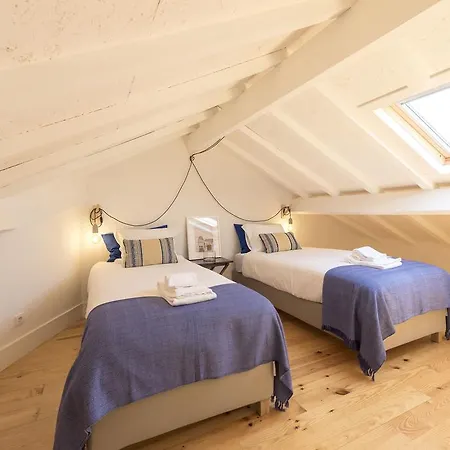 Апартаменты Lovelystay - Floor Balcony Порту