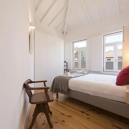 Апартаменты Lovelystay - Floor Balcony Порту