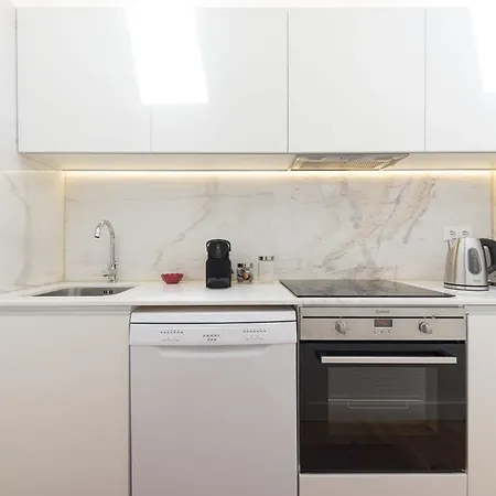 Lovelystay - Floor Balcony