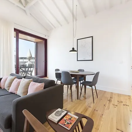 Апартаменты Lovelystay - Floor Balcony Порту